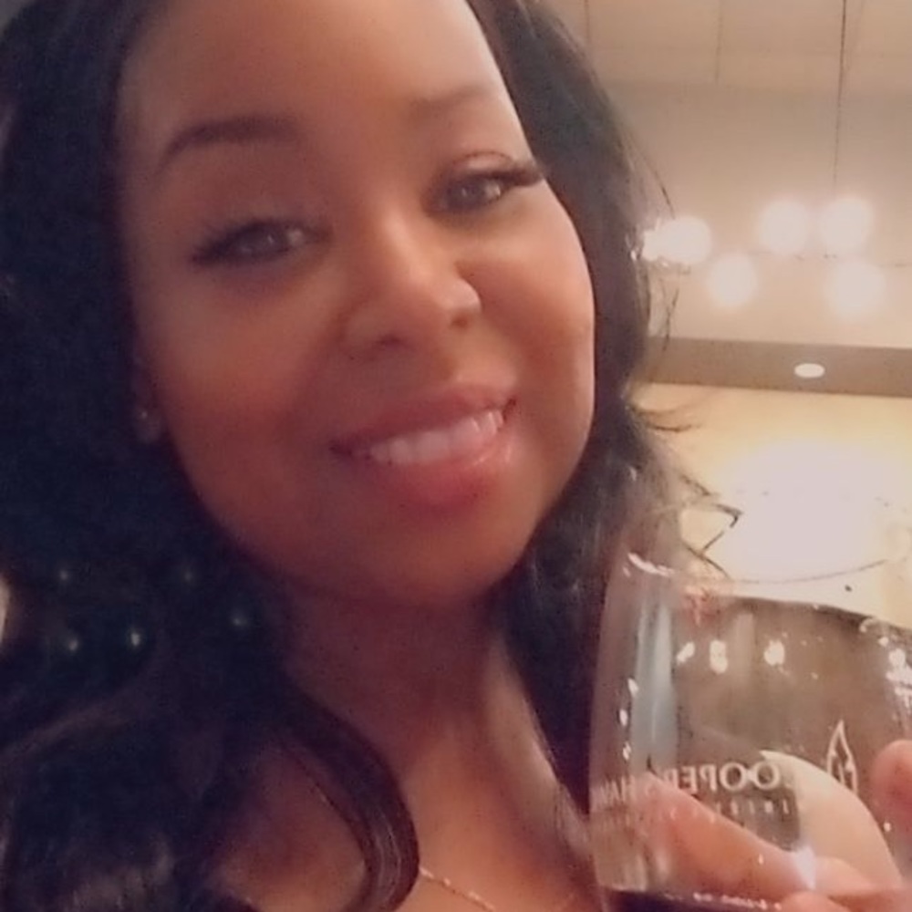 Meet your Posher, Nikiya